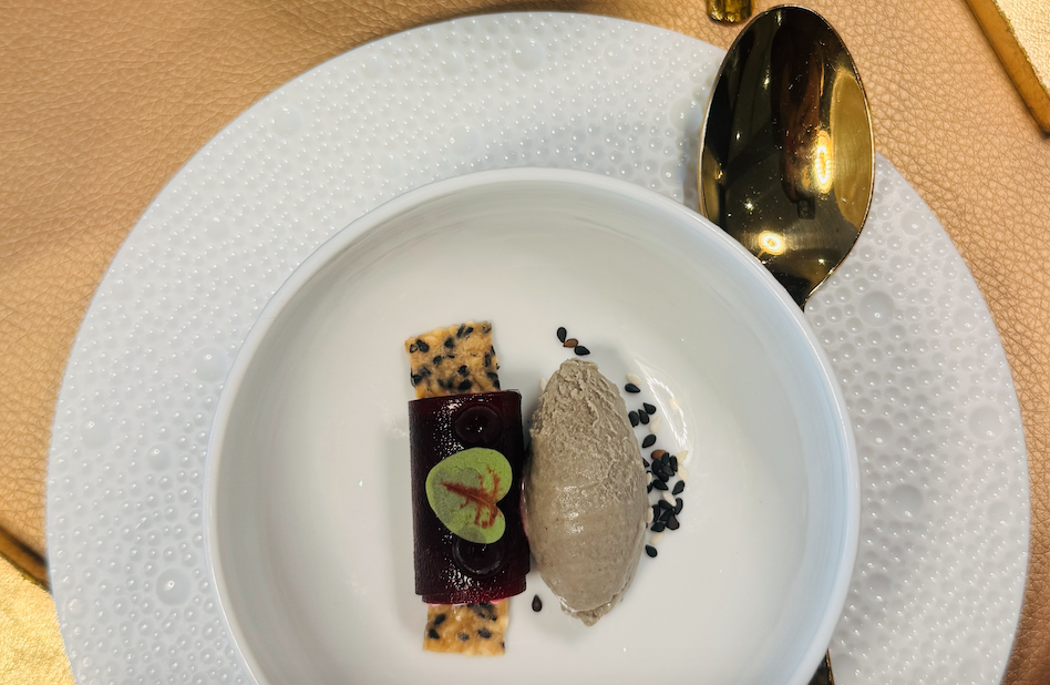 Le Cannelloni de betterave rouge et glace sésame noir • Restaurant ...